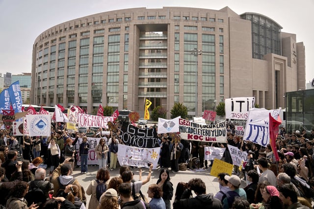People gather to protest outside Caglayan courthouse, in Istanbul, Turkey, Friday, April 18, 2025, during the hearing of dozens of people accused of attending banned demonstrations after the arrest of Istanbul's Mayor Ekrem Imamoglu. (AP Photo/Khalil Hamra)