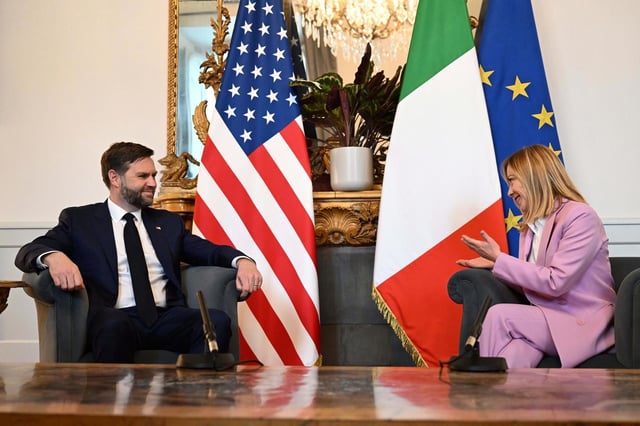 La primera ministra de Italia, Giorgia Meloni, se reúne con el vicepresidente de EEUU, J. D. Vance en el Palacio Chigi.