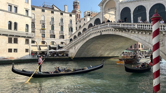 Boote in Venedig bei der Rialtobrücke
