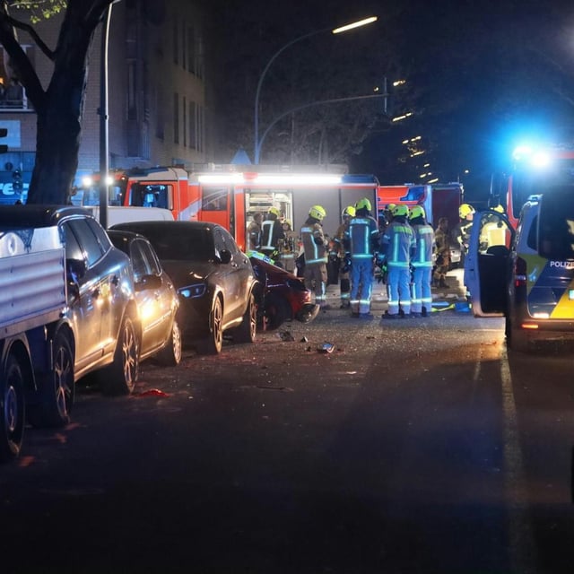 Der Raser fuhr in mehrere geparkte Autos.
