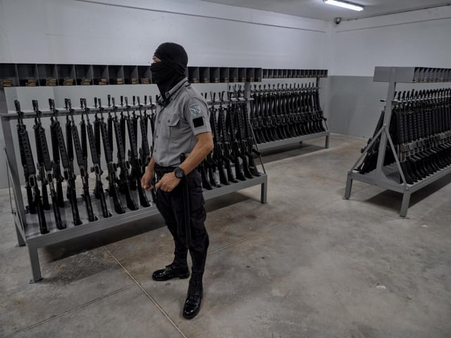 Imagen de archivo de un guardia de la CECOT de El Salvador.
