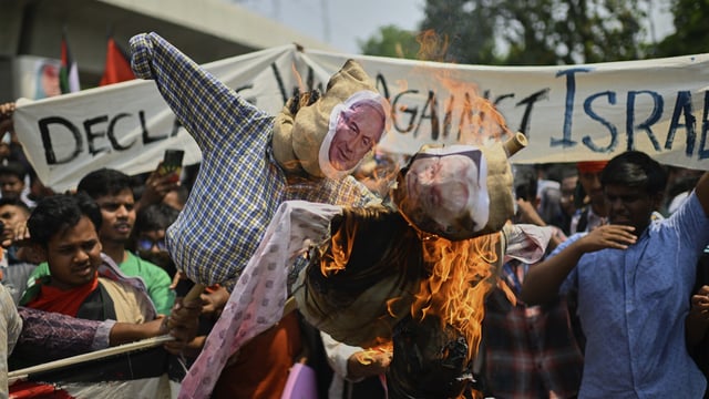Students burn effigies of Israeli Prime Minister Benjamin Netanyahu during a protest against the attacks on Gaza, in Dhaka, 