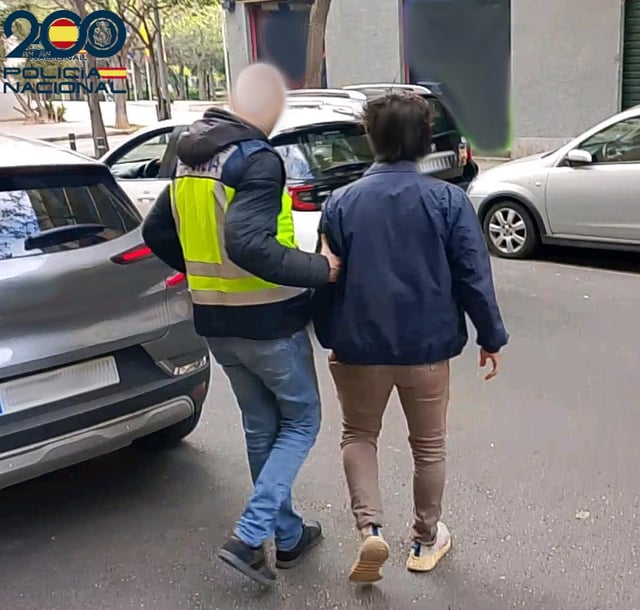Uno de los cuatro jóvenes en el momento de su detención por parte de la Policía Nacional.