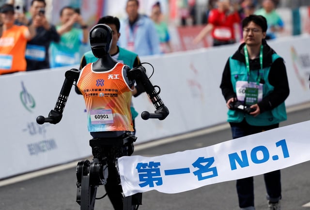 Des robots humanoïdes prennent le départ d'un semi-marathon historique à Pékin