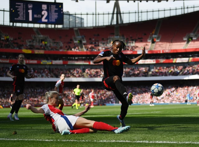 Soccer Football - Women's Champions League - Semi Final - First Leg - Arsenal v Olympique Lyonnais - Emirates Stadium, London, Britain - April 19, 2025 Arsenal's Leah Williamson in action with Olympique Lyonnais' Melchie Dumornay REUTERS/Jaimi Joy