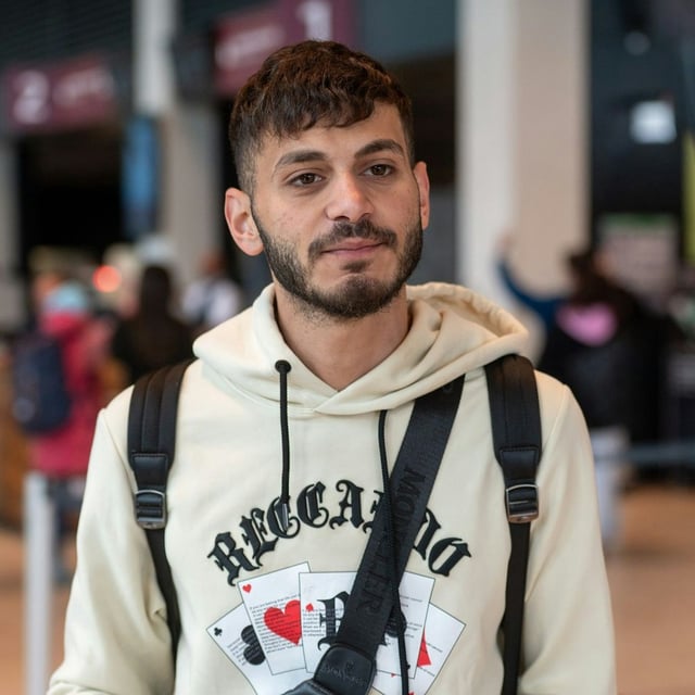 Der Influencer Atallah Younes steht am Flughafen Berlin-Brandenburg (BER) vor seiner Abreise nach Amman.