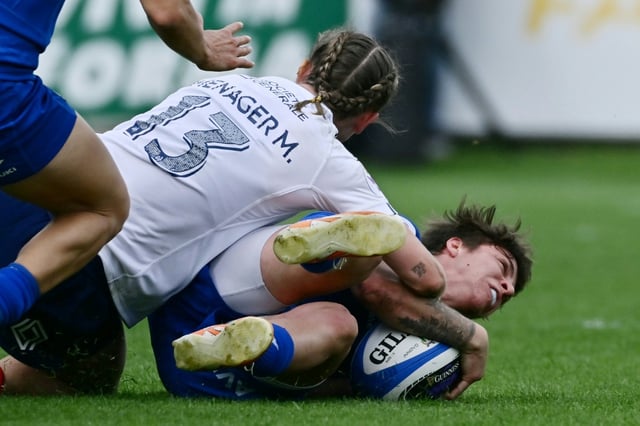Marine Menager (L) scored a late try to help France keep alive their hopes of the women's Six Nations Grand Slam with a 34-21 win over Italy