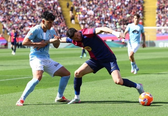 Soccer Football - LaLiga - FC Barcelona v Celta Vigo - Estadi Olimpic Lluis Companys, Barcelona, Spain - April 19, 2025 FC Barcelona's Robert Lewandowski in action with Celta Vigo's Yoel Lago REUTERS/Albert Gea