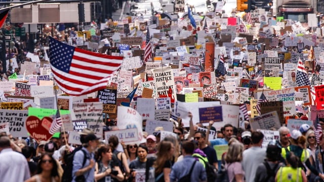 Amerikaner protestieren gegen die Politik von Trump.
