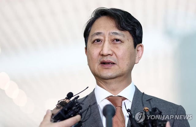 Industry Minister Ahn Duk-geun (Yonhap)