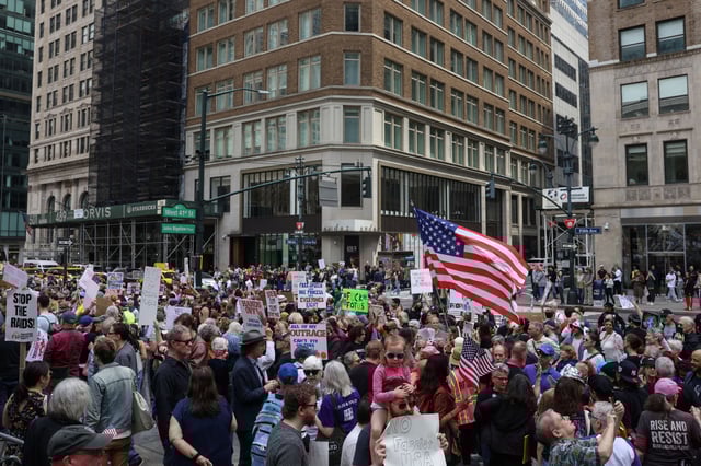 Des personnes défilent pour « Protéger les migrants, protéger la planète » à New York, États-Unis, le 19 avril 2025.