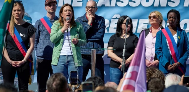 Marine Tondelier (c) lors d'un rassemblement de son parti à Paris le 6 avril 2025