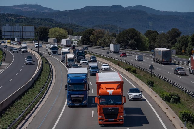 Tráfico durante la operación salida de Semana Santa, en la AP-7, a 17 de abril de 2025