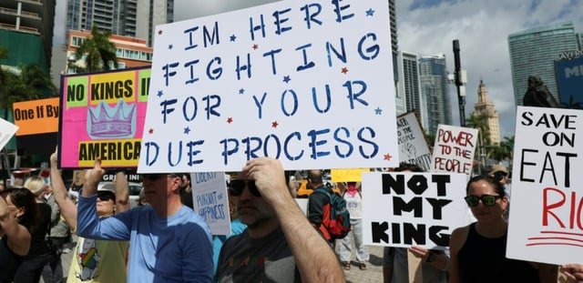 Des centaines de personnes manifestant contre la politique menée par Donald Trump à Miami, en Floride, le 19 avril 2025