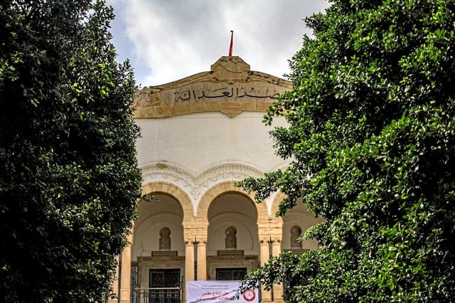 Un tribunal de Tunis a infligé des peines allant jusqu'à 66 ans de prison à une quarantaine de personnalités, incluant des figures de l'opposition, un jugement dénoncé samedi notamment par des ONG.
