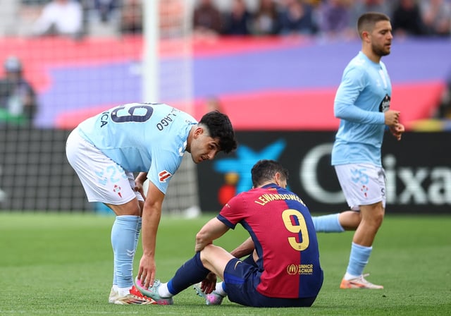 Soccer Football - LaLiga - FC Barcelona v Celta Vigo - Estadi Olimpic Lluis Companys, Barcelona, Spain - April 19, 2025 FC Barcelona's Robert Lewandowski reacts after sustaining an injury REUTERS/Albert Gea