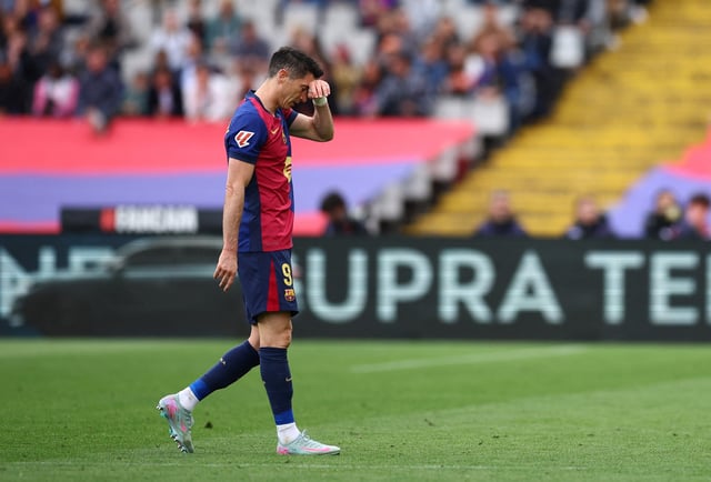 Soccer Football - LaLiga - FC Barcelona v Celta Vigo - Estadi Olimpic Lluis Companys, Barcelona, Spain - April 19, 2025 FC Barcelona's Robert Lewandowski reacts after sustaining an injury REUTERS/Albert Gea