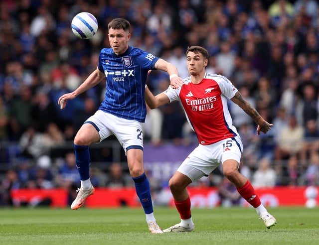 Soccer Football - Premier League - Ipswich Town v Arsenal - Portman Road, Ipswich, Britain - April 20, 2025 Ipswich Town's George Hirst in action with Arsenal's Jakub Kiwior REUTERS/David Klein EDITORIAL USE ONLY. NO USE WITH UNAUTHORIZED AUDIO, VIDEO, DATA, FIXTURE LISTS, CLUB/LEAGUE LOGOS OR 'LIVE' SERVICES. ONLINE IN-MATCH USE LIMITED TO 120 IMAGES, NO VIDEO EMULATION. NO USE IN BETTING, GAMES OR SINGLE CLUB/LEAGUE/PLAYER PUBLICATIONS. PLEASE CONTACT YOUR ACCOUNT REPRESENTATIVE FOR FURTHER DETAILS..