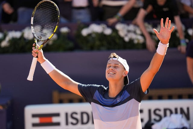 Holger Rune celebra su victoria ante Carlos Alcaraz en el Barcelona Open Banc Sabadell.
