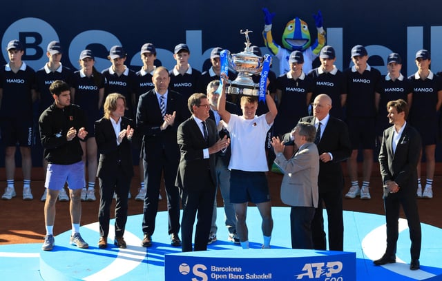 Tennis - ATP 500 - Barcelona Open - Real Club de Tenis Barcelona, Barcelona, Spain - April 20, 2025 Denmark's Holger Rune celebrates with the trophy on the podium after winning the final against Spain's Carlos Alcaraz REUTERS/Nacho Doce
