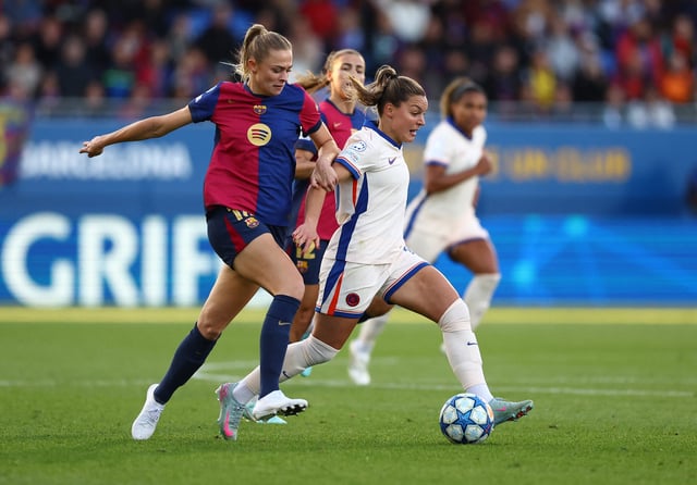 Soccer Football - Women's Champions League - Semi Final - First Leg - FC Barcelona v Chelsea - Estadi Johan Cruyff, Barcelona, Spain - April 20, 2025 Chelsea's Johanna Rytting Kaneryd in action with FC Barcelona's Fridolina Rolfo REUTERS/Albert Gea