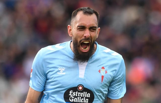 Borja Iglesias celebra uno de sus tres goles ante el Barça, este sábado en el Estadi Olímpic Lluís Companys.