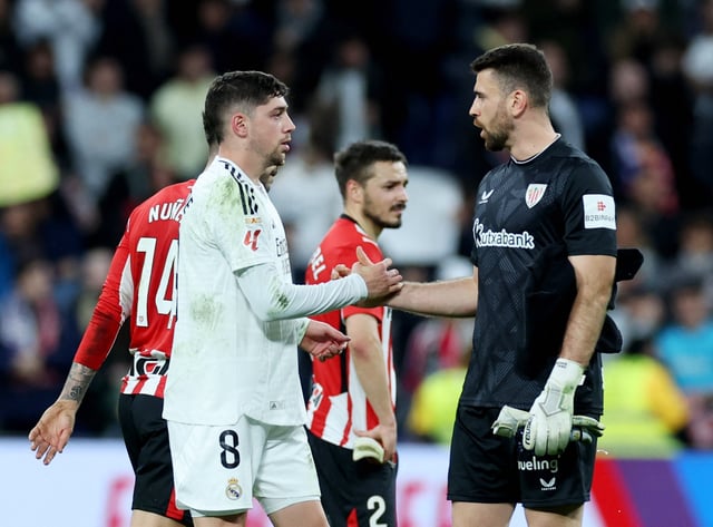 Soccer Football - LaLiga - Real Madrid v Athletic Bilbao - Santiago Bernabeu, Madrid, Spain - April 20, 2025 Real Madrid's Federico Valverde shakes hands with Athletic Bilbao's Unai Simon after the match REUTERS/Isabel Infantes