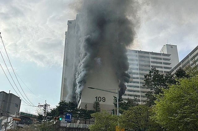 This photo, provided by a reader, shows black smoke billowing from an apartment building in Seoul's Gwanak district on April 21, 2025. (PHOTO NOT FOR SALE) (Yonhap)