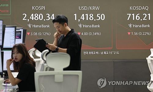 Officials work at a dealing room of Hana Bank in Seoul on April 21, 2025. (Yonhap)