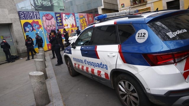 Marta ya no volverá de vacaciones. Los Mossos d’Esquadra investigan la muerte de esta vecina de Calafell (Tarragona), de poco más de 40 años, presuntamente asesinada este viernes por su pareja, que tendría antecedentes y que se habría entregado a una patrulla en la AP-7 mientras conducía con el cadáver en el maletero. El caso está bajo secreto