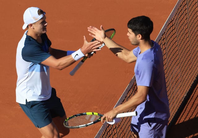 Tennis - ATP 500 - Barcelona Open - Real Club de Tenis Barcelona, Barcelona, Spain - April 20, 2025 Denmark's Holger Rune shakes hands with Spain's Carlos Alcaraz after the final REUTERS/Nacho Doce