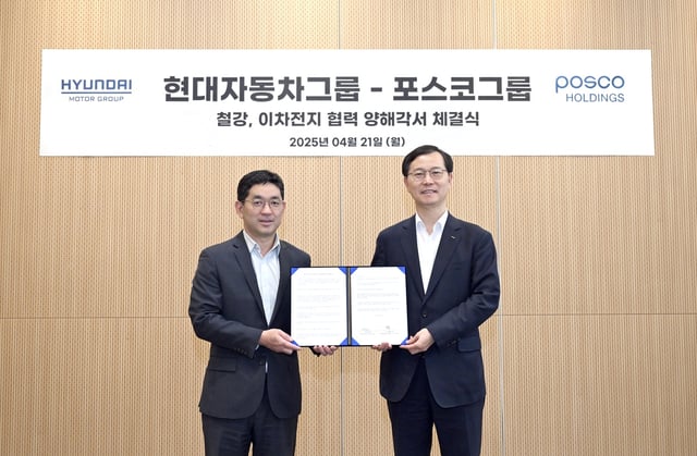 This photo, taken April 21, 2025, and provided by Hyundai Motor Group, shows Hahn Suk‑won (L), executive vice president of the group's corporate planning division, and POSCO Holdings President Lee Ju‑tae posing after signing a memorandum of understanding to partner on Hyundai Steel Co.'s U.S. plant project and related ventures. The ceremony took place at Hyundai Motor's office in Gangnam, southern Seoul. (PHOTO NOT FOR SALE) (Yonhap)