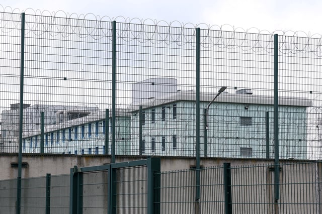 Barbelé à la prison de Tarascon près d’Avignon, France, 16 avril 2025.