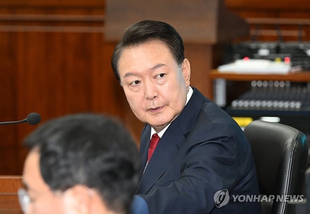 Former President Yoon Suk Yeol attends the second hearing of his insurrection trial at the Seoul Central District Court on April 21, 2025. (Pool photo) (Yonhap)