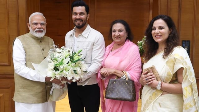 (L-R) Prime Minister Narendra Modi, Randeep Hooda, Asha Hooda, and Dr Anjali Hooda pose for a photo.