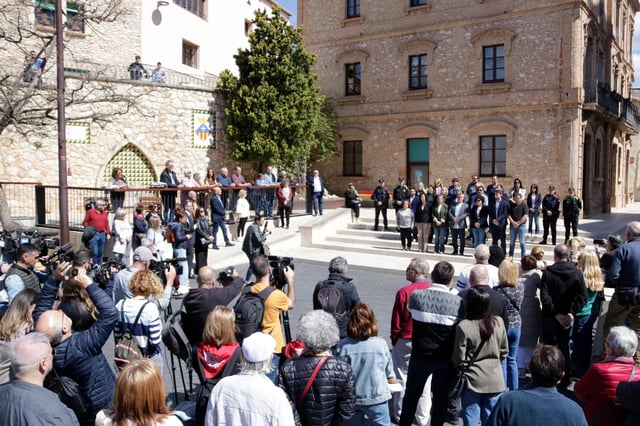 Imagen del minuto de silencio en Calafell