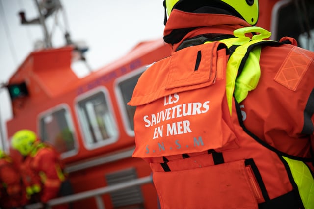 Des unités de la Société nationale de sauvetage en mer (SNSM) ont effectué plusieurs heures de recherches dimanche et ce lundi matin.