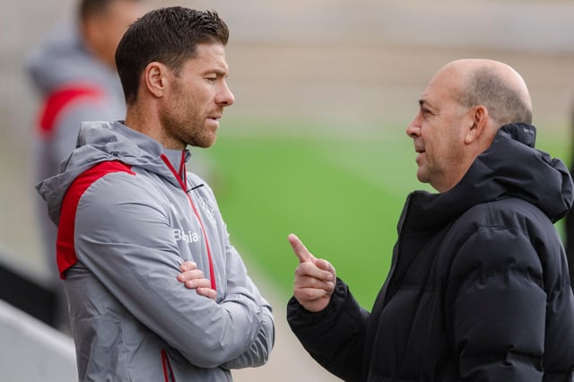 Leverkusens Trainer Xabi Alonso (l) mit Fernando Carroer der Leverkusener Erfolgs. (zu dpa: «Bayer-Vorstand Carro erhöht Druck auf Alonso») Foto: Marius Becker/dpa +++ dpa-Bildfunk +++