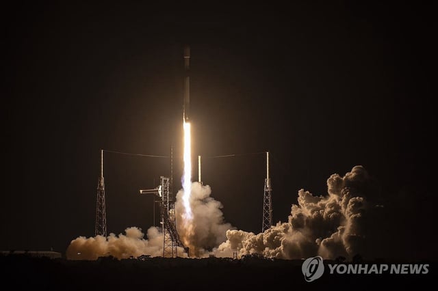 South Korea's fourth military reconnaissance satellite lifts off at Cape Canaveral Space Force Station in Florida, in this photo courtesy of SpaceX, provided by the defense ministry on April 22, 2025. (PHOTO NOT FOR SALE) (Yonhap)