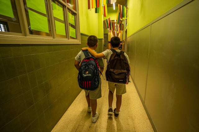 Dos alumnos de primaria entran a su clase, en un colegio de Barcelona.