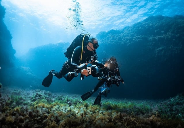 Imagen de dos miembros de la Fundación Oceanogràfic en la Misión Skerki