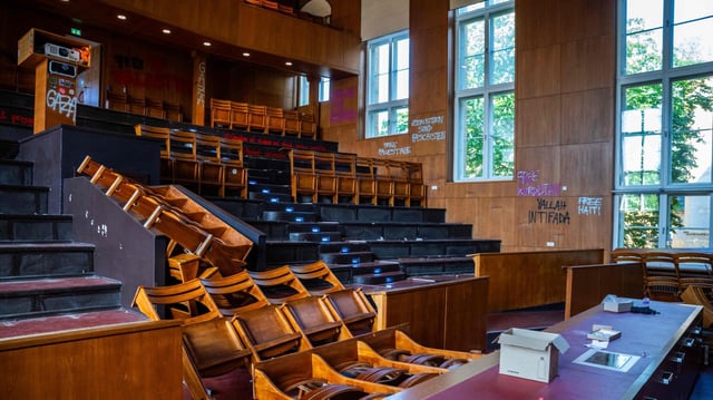 Mehrere Sitzreihen im Emil-Fischer-Hörsaal der Berliner Humboldt-Universität wurden entfernt