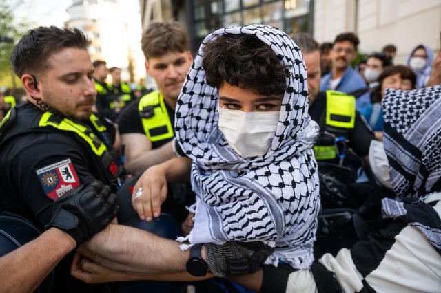 Polizisten nehmen am 16. April einen der Aktivisten in Gewahrsam