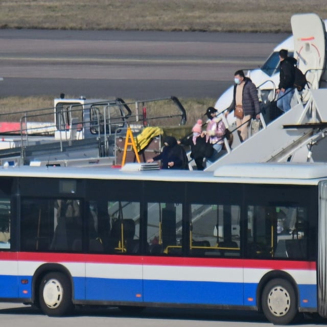 Passagiere steigen aus einem Flugzeug, in dem Menschen aus Afghanistan sitzen, die eine Aufnahmezusage haben, am Flughafen Berlin-Brandenburg aus.
