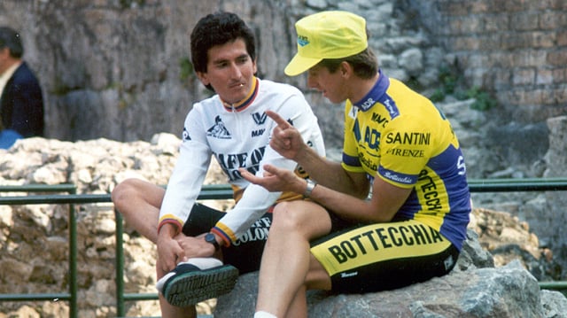 L’ancien cycliste colombien Luis Herrera (à gauche) discutant avec Greg LeMond en 1989.