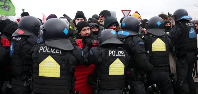 Polizeikräfte Mitte Januar im Einsatz in Riesa im Umfeld des Bundesparteitages der AfD