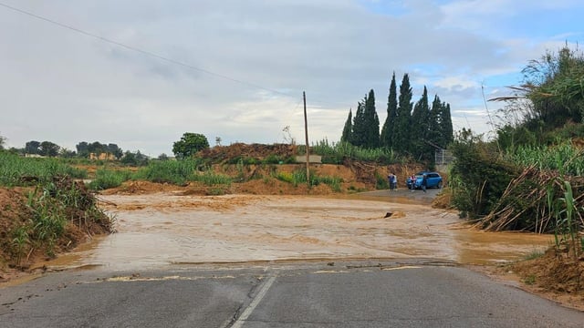 Los empleados están resguardados en las laderas del barranco que estaban reparando debido a los desperfectos que dejó el paso de la dana de octubre
