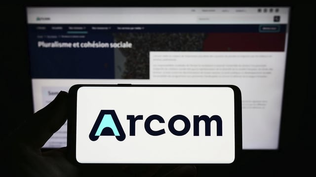 L’Arcom a mis en demeure mardi 22 avril 2025 deux sites pornographiques pour ne pas avoir mis en place un système de vérification d’âge obligatoire de leurs utilisateurs.