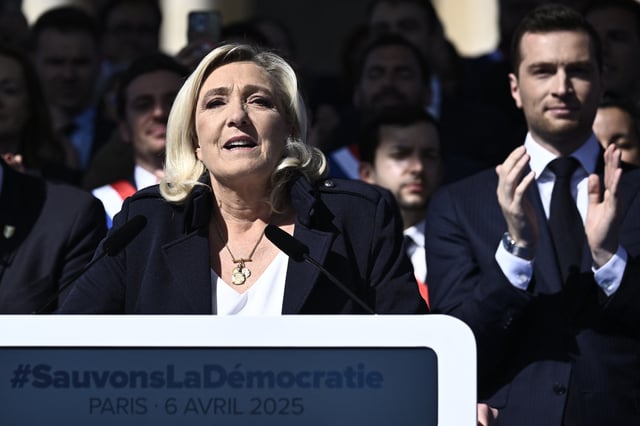 Marine Le Pen et son dauphin Jordan Bardella le 31 mars lors du meeting du RN après la condamnation de la cheffe des députés nationalistes à une peine d’inéligibilité.