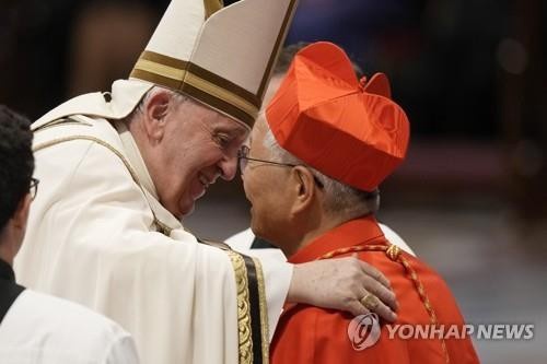 Pope Francis places a biretta on Cardinal Lazzaro You Heung-sik during a consistory at the Vatican on Aug. 27, 2022, in this Associated Press file photo. (Yonhap)